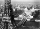 Le 2ème étage de la Tour Eiffel et le Palais de Chailot, 1951, collection Musée Carnavalet - (c) PMVP/Degrâces
