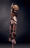 Figure masculine malagan, en bois peint, avec un visage surmodelé, des côtes saillantes, grand kapkap sculpté et jambe droite pliée comme si l'homme marchait. La représentation du mouvement dans cette figure rend cette pièce presque unique dans le répertoire sculptural du nord de la Nouvelle-Irlande. Iles Gardener (aujourd'hui îles de Tabar) - (c) Australian Museum, Sydney