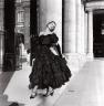 'La Péruvienne', modèle de Christian Dior au Palais-Royal, automne-hiver, Paris, 1949, Collection Association Willy Maywald - (c) Association Willy Maywald/ADAGP
