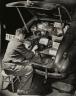 Autoportrait: Weegee au travail devant le coffre de sa Chevrolet, 1942. 24 x 19,3 cm - (c) Weegee (Arthur Fellig)/International Center of Photography/Getty Images