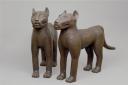 Paire de léopards. Royaume du Bénin, Nigeria, XVIe-XVIIIe siècle. Laiton, 50 x 79 x 15 cm et 49 x 77 x 14 cm (c) Abuja, The National Commission for Museums & Monuments, Nigeria (coll. Robert Allman) / Photo: Georg Molterer
