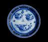 Plat (qab) exécuté pour la cour. Iran occidental, Ispahan, daté de 1697-1698. Céramique en émaux noirs et bleus sur fond blanc. 43,8 cm. Londres, British Museum, inv. 1896,0626.5 (c) Londres, the Trustees of the British Museum