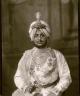 Le maharajah Bhupinder Singh de Patiala par Vandyk, 1911. Ce portrait montre à quel point le prince aime les pierres précieuses. En 1925, il décide de faire remonter une grande partie du trésor de Patiala, ce qui vaut à la maison Cartier la commande la plus importante qu'elle ait jamais reçue, quantitativement. A peine trois ans plus tard, il envoie chez Boucheron une autre collection de pierres, que le bijoutier monte en 149 pièces de joaillerie (c) Collection Roli