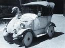 La 'Swan Car' est fabriquée en 1910 par Brooke and Co. pour Robert Matthewson, de Calcutta. Elle plaît tant à Matthewson, que celui-ci fait fabriquer en Inde une version plus petite, le 'Cygnet'. Par la suite, le maharajah Ripudaman Singh de Nabha se porte acquéreur de ces deux voitures (c) Collection Roli