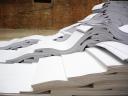 Edith Derdyk, Onda Seca (Onde sèche). Sculpture faite de quatre tonnes de papier. Courtesy Haim Chanin Fine Arts