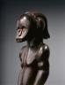 Figure reliquaire Fang, Gabon ou Guinée-Equatoriale. Bois, métal, patine noire suintante. H:43 cm. Socle Inagaki. Ex. coll. Paul Guillaume. Mace et Helen Neufeld, Los Angeles. Photo (c) Hughes Dubois, Collection Liliane et Michel Durand-Dessert