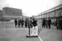 René Lacoste et son appareil d'entraînement, mars 1928 (c) Photo: Roger Viollet