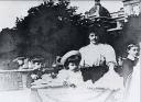 Jacques, Pierre et Jean Prévert avec leur mère Suzanne au jardin du Luxembourg, vers 1908 (c) DR / Collection privée Jacques Prévert