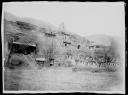 Vue extérieure des grottes 1 à 40 par Charles Nouette. Chine, province du Gansu, Dunhuang, grotte aux manuscrits, entre le 25 février et le 27 mai 1908. Epreuve à la gélatine sur papier. Paris, musée Guimet, archives photographiques