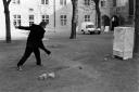 Jimmie Durham, Stoning the Refrigerator, 1996. Performance au Fonds Régional d'Art Contemporain Champagne-Ardenne (c) MC/DGA, Lisbonne