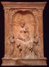 Donatello (Donato di Niccolo di Betto Bardi, dit), Tabernacle figurant la Vierge à l'Enfant adorée par deux anges, 1415/20. Terre cuite. Museo Civico, Prato (c) Archivio Museo Civico di Prato