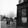 Robert Doisneau. Le nez au carreau, 1953 (c) Atelier Robert Doisneau