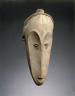 Masque au long visage, en bois, peint au kaolin. Attribué à la société 'ngil', XIXe siècle. Gabon, ethnie Fang (c) Musée du quai Branly / Photo Hughes Dubois