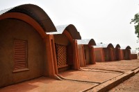 Bibliothèque du collège et logements des professeurs Diébédo Francis Kéré  Gando, Burkina Faso  2004 Maître d’ouvrage › commune de Gando, avec le soutien de l’entreprise Hevert Arzneimittel © Diébédo Francis Kéré