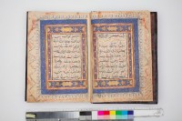 Deuxième tome d’un coran en deux volumes Sourate Maryam (XIX, « Marie »), verset 1, jusqu’à la sourate al-Nâs (CXIV, « Les hommes »), verset 6 Inde, XVe siècle  Nasser D. Khalili, Collection of Islamic Art (Londres), © Khalili Family Trust