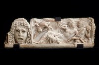 Fragment de couvercle de sarcophage : Dionysos et Ariane Fin du IIe siècle ap. J.-C. Marbre Paris, musée du Louvre, département des Antiquités grecques, étrusques et romaines