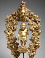 Le futur Bouddha ondoyé par les Neuf Dragons. Bois laqué et doré. Époque Lê, fin 18e - début 19e s. MNAAG, Paris © D.R./ Thierry Ollivier