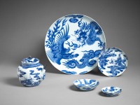 Plat et coupe au dragon et au phénix. Porcelaine de Chine à décor de bleu de cobalt, type "bleu de Hué". Fin du 18e s. MNAAG, Paris © D.R./ Thierry Ollivier