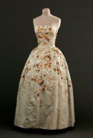 Christian Dior, robe du soir "Marivaux" P/E 1954. Ottoman de soie bleu très pâle, bustier brodé de soie polychrome et paillettes © Eric Emo / Galliera / Roger-Viollet