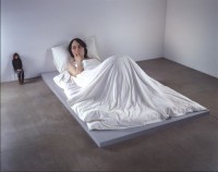 Ron Mueck, In Bed, 2005. Collection Fondation Cartier pour l’art contemporain, Paris (acq. 2006) © Ron Mueck / Photo courtesy Anthony D’Offay, London