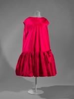 Balenciaga, Robe du soir "Baby doll", 1958-1959 Taffetas de soie rose fuchsia © Stéphane Piera / Galliera / Roger-Viollet