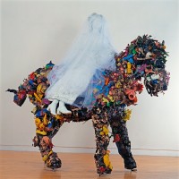 Cheval et la Mariée, 1963, 235 x 300 x 120 cm, tissu, jouets, objets divers, grillage, Sprengel Museum, Hanovre, © BPK, Berlin, dist. Rmn-Grand Palais / Michael Herling / Aline Gwose