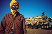 Niger, 2007. Camions de migrants dans le désert du Ténéré (c) Pascal Maitre / Agence Cosmos