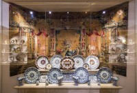 Grand buffet de plats de faïence de Rouen, les plus belles ornées de motifs à l’ « ocre niellé », Rouen, vers 1700-1725. Paris, musée du Louvre © 2014 Musée du Louvre, dist. RMN-GP / Olivier Ouadah
