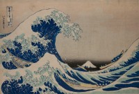 Katsushika Hokusai (1760 -1849), « Dans le creux d’une vague au large de Kanagawa », Série : Trente-six vues du mont Fuji, Début de l’ère Tempō, vers l’an II (vers 1830-1834), Estampe nishiki-e, format ōban. Signature : Hokusai aratame Iitsu hitsu, Éditeur : Nishimura-ya Yohachi, Bruxelles, Musées royaux d’Art et d’Histoire © Musées royaux d’Art et d’Histoire, Bruxelles