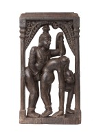 Couple en ébat acrobatique Tamil Nadu Fin XVIIIe-XIXe siècle Sculpture sur bois 91 x 49 x 14,5 cm Collection Michel Sabatier, La Rochelle © Photo: Pinacothèque de Paris / Fabrice Gousset