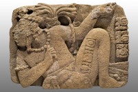 Monument 114 de Toniná, représentant le seigneur de Palenque, K'inich K'an Joy Chitam, captif. Classique récent (600-900 apr. J.-C.) © Museo Nacional de Antropología, Mexico, Mexique. Photo  Ignacio Guevara