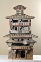 Modèle d’un grenier à cinq niveaux . Chine, Han orientaux (25‐220 apr. J.‐C.). Terre cuite . Découvert en 2009, site de Baizhuang (district de Daiwang, Jiaozuo, province du Henan) Musée municipal de Jiaozuo