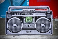 QRaDiO par Sweza. Pour lui, l’utilisation des QR Codes  entre en parfaite harmonie avec le graffiti. Tous deux sont de formes abstraites et livrent une information compressible.