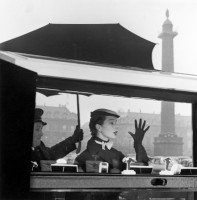 Bettina la plus belle, Paris, 1953. Vitrine Van Cleef & Arpels, Place Vendôme (c) Jean-Philippe Charbonnier / Gamma-Rapho