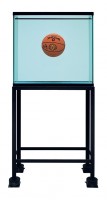 One Ball Total Equilibrium Tank (Spalding Dr. J 241 Series), 1985 [Aquarium avec un ballon en parfait équilibre (série Spalding Dr. J 241)] Verre, acier, chlorure de sodium réactif, eau distillée et 1 ballon de basket Edition 1 / 2 Photo: Douglas M. Parker Studios, Los Angeles Collection de F.B.Z. and Michael Schwartz © Jeff Koons