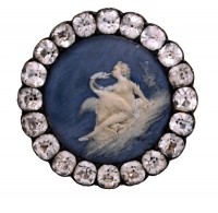 Cire sur porcelaine, strass, fin XVIIIe siècle. Les Arts Décoratifs, photo Jean Tholance