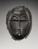 Masque de Côte d'Ivoire. Maître dit "de Kramer". © Frédéric Dehaen - Studio Asselberghs. Collection privée. Provenance : Hans Röthlingshöfer, Bâle, acquis vers 1958
