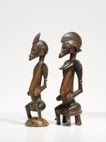 Maître de la coiffure en crête de coq. Couple de figurines tugubélé. © Museum Rietberg Zürich, photo: Rainer Wolfsberger. Collection Marianne et Helmut Zimmer