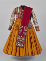 Robe de princesse pour Le Mahabharata mis en scène par Peter Brook. Costume réalisé par Chloé Obolensky. Textile, soie et coton brodés, miroirs © Museu do Oriente/Lisboa/Portugal