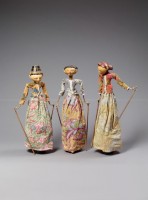Ensemble de marionnettes. Théâtre Wayang golek, Indonésie. XXe siècle. Bois peint et doré, coton imprimé (c) RMN-Grand Palais (musée Guimet, Paris) / Thierry Ollivier
