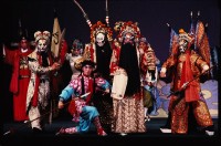 Photographie de Suzanne Held. Opéra de Pékin, scène réunissant les personnages de l'opéra "Troubles dans le royaume du ciel", 1983 © Suzanne Held