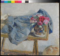 Édouard Vuillard – Roses rouges et étoffes sur une table – 1900-1901 – Huile sur carton © Collection particulière, Villa Flora, Winterthur. Photo Reto Pedrini, Zürich