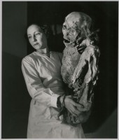 La surprenante légèreté d'une momie péruvienne. 1943 (c) Atelier Robert Doisneau