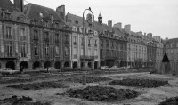 La Place des Vosges Photographie de Roland Liot 20 décembre 1975 © Roland Liot