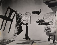 Philippe Halsman — Dalí Atomicus, 1948. Musée de l’Elysée © 2015 Philippe Halsman Archive / Magnum Photos. Droits exclusifs pour les images de Salvador Dalí : Fundació Gala-Salvador Dalí, Figueres, 2015