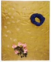 Yves Klein, Ci-gît l'espace (RP3), 1960. Eponge peinte, fleurs artificielles, feuilles d'or sur panneau de bois. 10 x 100 x 125 cm. Don Rotraut Klein-Moquay à l’État en 1974. Paris, Musée national d’art moderne—Centre Pompidou, AM 1975-5 © Yves Klein / Adagp, Paris, 2015 © Photo tous droits réservés