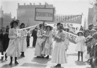 Christina Broom (1862-1939) Jeunes suffragettes faisant la promotion de l’exposition de la Women’s Exhibition de Knightsbridge, Londres, mai 1909 Epreuve photomécanique (carte postale) Londres, Museum of London © Christina Broom/Museum of London