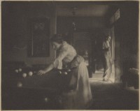 Gertrude Käsebier (1852-1934) Gertrude Käsebier O’Malley jouant au billard avec William M. Turner, vers 1909 Epreuve au platine, 87 x 59,11 cm Collection J.Paul Getty Museum © Photo courtesy of the J.Paul Gatty Museum