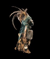 KONGO (RDC). Statuette nkisi. Bois, plumes, fibres végétales, matières composites, coquillage, métal, miroir, peau et pigments. Collectée par Robert Visser en 1903 © Archives Musée Dapper – Photo Hughes Dubois