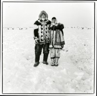  Jeune couple d’éleveurs de rennes de la région de Novorybnoïe. De plus en plus rares sont les dolganes de cette génération à poursuivre une activité dans la toundra. Copyright : Nicolas Mingasson / Observatoire Photographique des Pôles